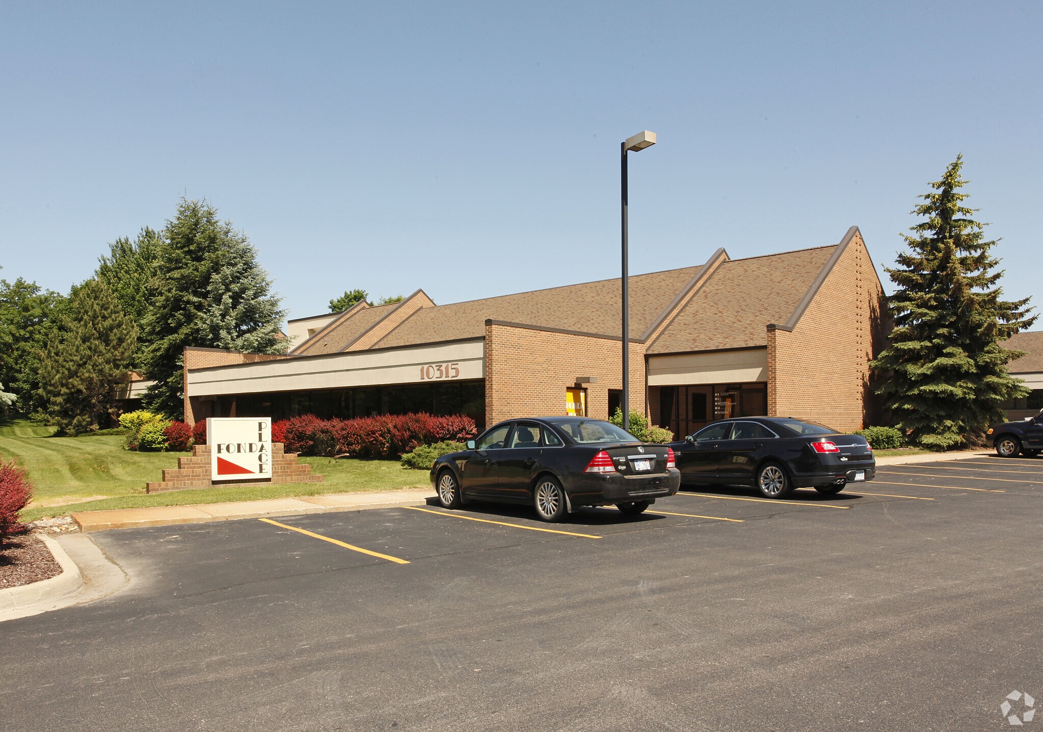 10315 E Grand River Ave, Brighton, MI à louer Photo du bâtiment- Image 1 de 2