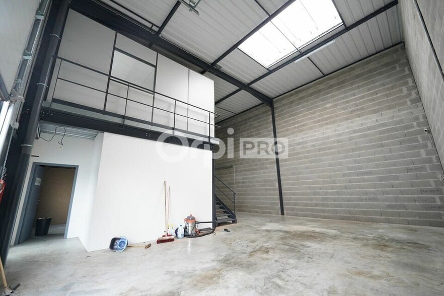662 Rue Des Jonchères, Genay for lease - Interior Photo - Image 2 of 9