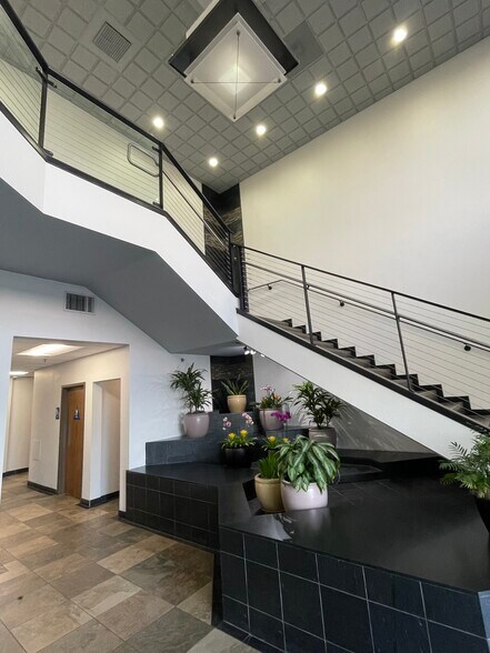 83 Scripps Dr, Sacramento, CA for lease - Interior Photo - Image 2 of 7
