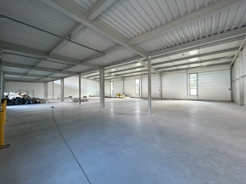 Flex in Avignon for lease - Interior Photo - Image 1 of 1