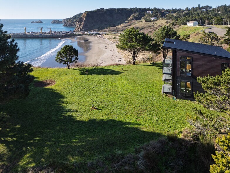 409 Jackson St, Port Orford, OR à vendre - Photo du bâtiment - Image 3 de 48