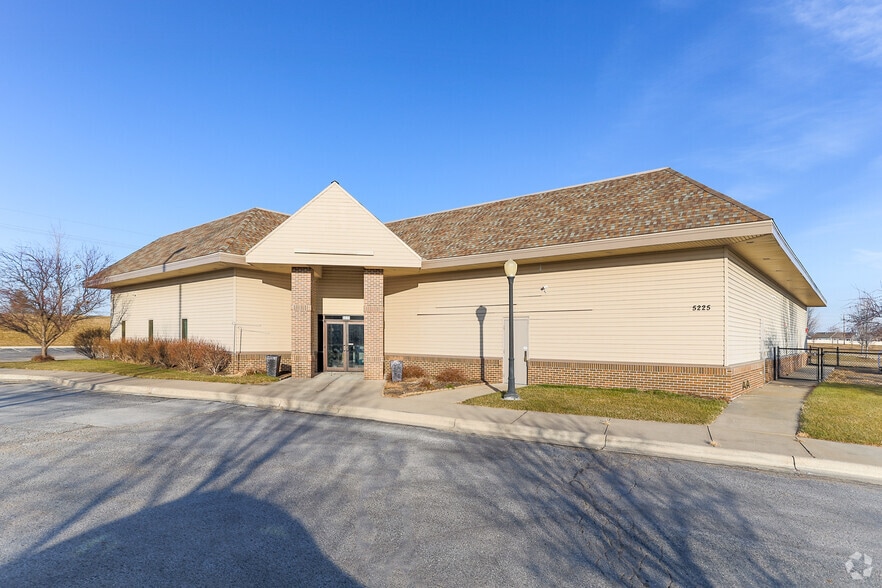 5225 N 158th Ave, Omaha, NE for sale - Building Photo - Image 1 of 15