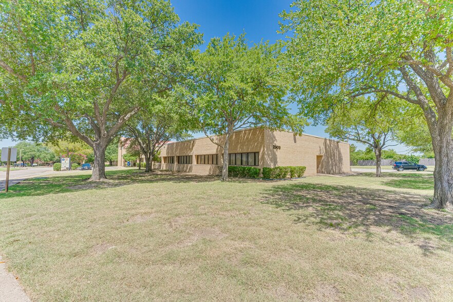 2909 S Hampton Rd, Dallas, TX à vendre - Photo du bâtiment - Image 1 de 36