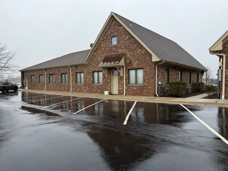 2560 Hauser Ross Dr, Sycamore, IL for sale - Building Photo - Image 2 of 7