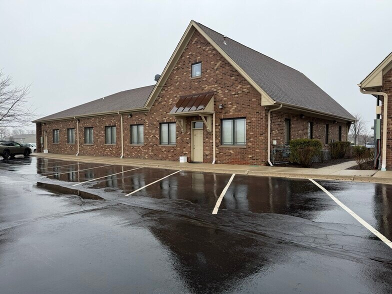 2560 Hauser Ross Dr, Sycamore, IL à vendre - Photo du bâtiment - Image 2 de 7