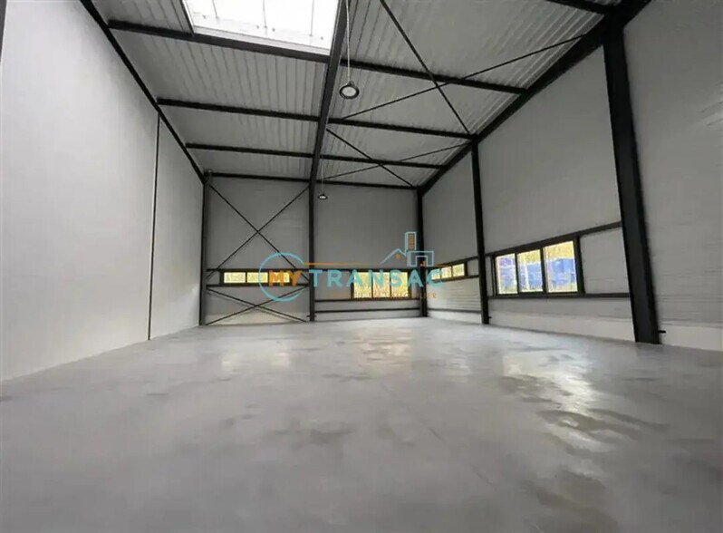 Local d'activités dans Montgeron à vendre - Photo du bâtiment - Image 1 de 9