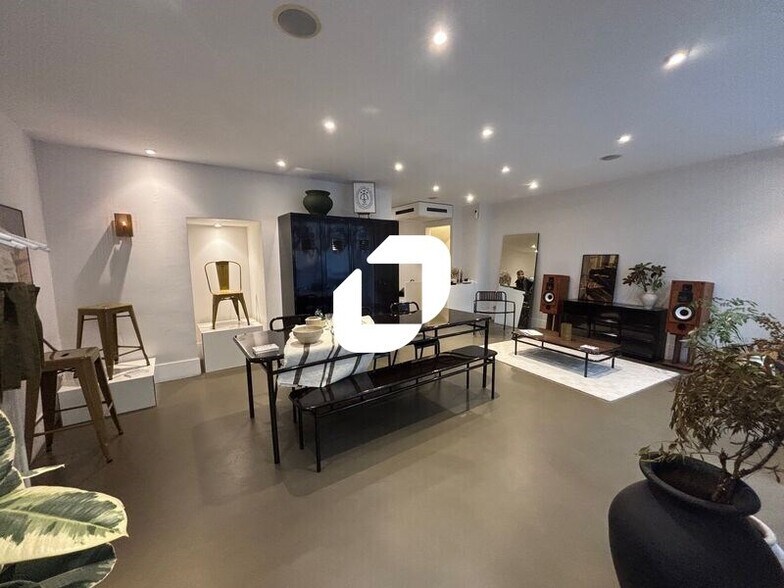 198 Boulevard Saint-Germain, Paris for sale - Interior Photo - Image 2 of 5