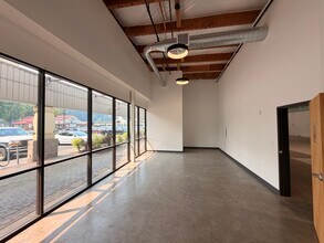 1001-1071 SE Tualatin Valley Hwy, Hillsboro, OR for lease Interior Photo- Image 2 of 14