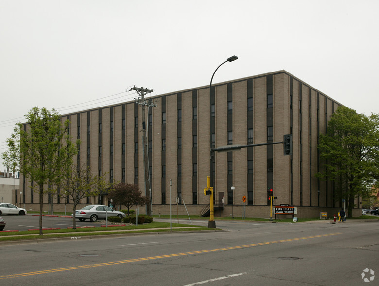 2021 E Hennepin Ave, Minneapolis, MN à vendre - Photo du bâtiment - Image 3 de 7