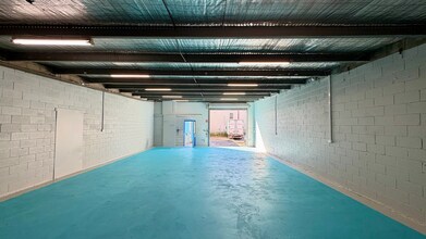 3 Apprentice Dr, Berkeley Vale for lease Interior Photo- Image 2 of 3