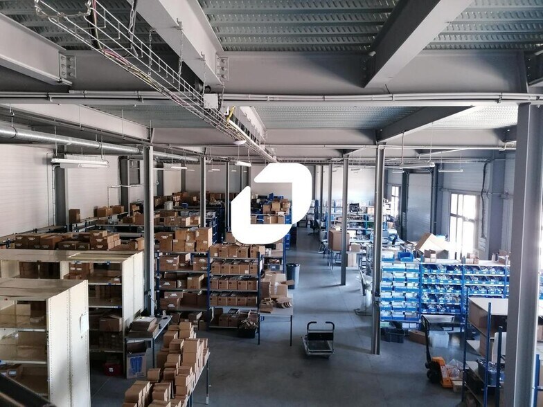 Flex in Neuville-sur-Saône for lease - Interior Photo - Image 3 of 8