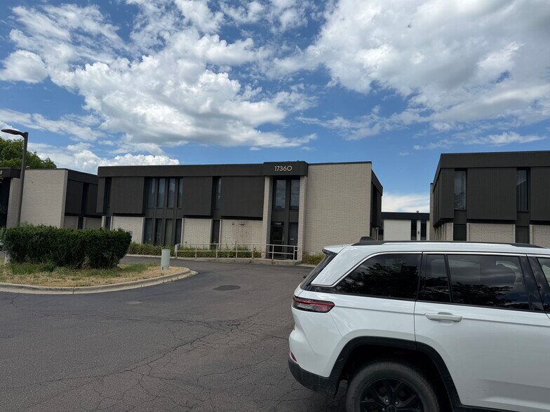 17320 W 12 Mile Rd, Southfield, MI à louer - Photo du bâtiment - Image 3 de 14