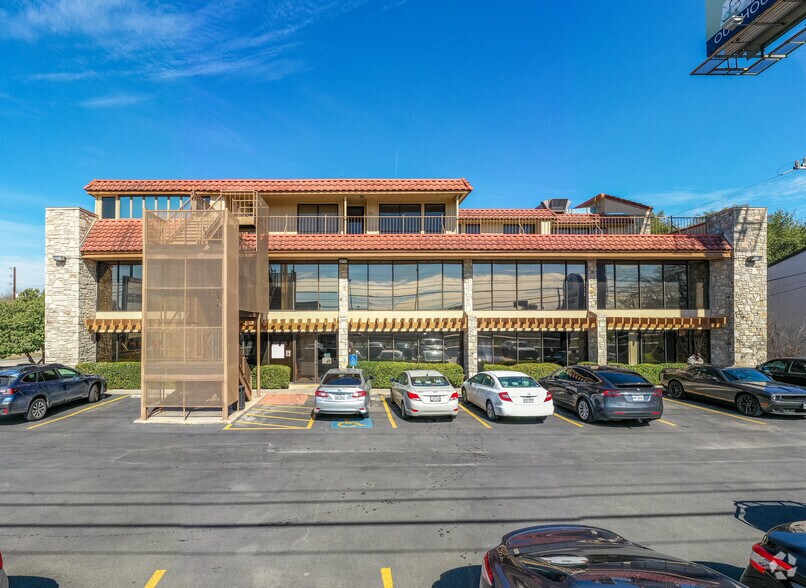 8500 N Village Dr, San Antonio, TX à louer - Photo du bâtiment - Image 2 de 3