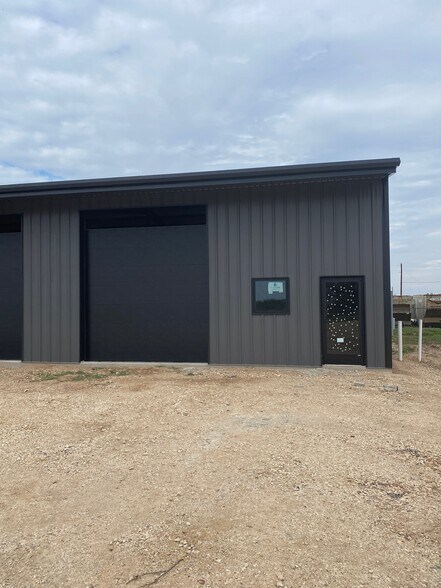 2638 Business Loop 181 N, Floresville, TX à louer - Photo du bâtiment - Image 3 de 10