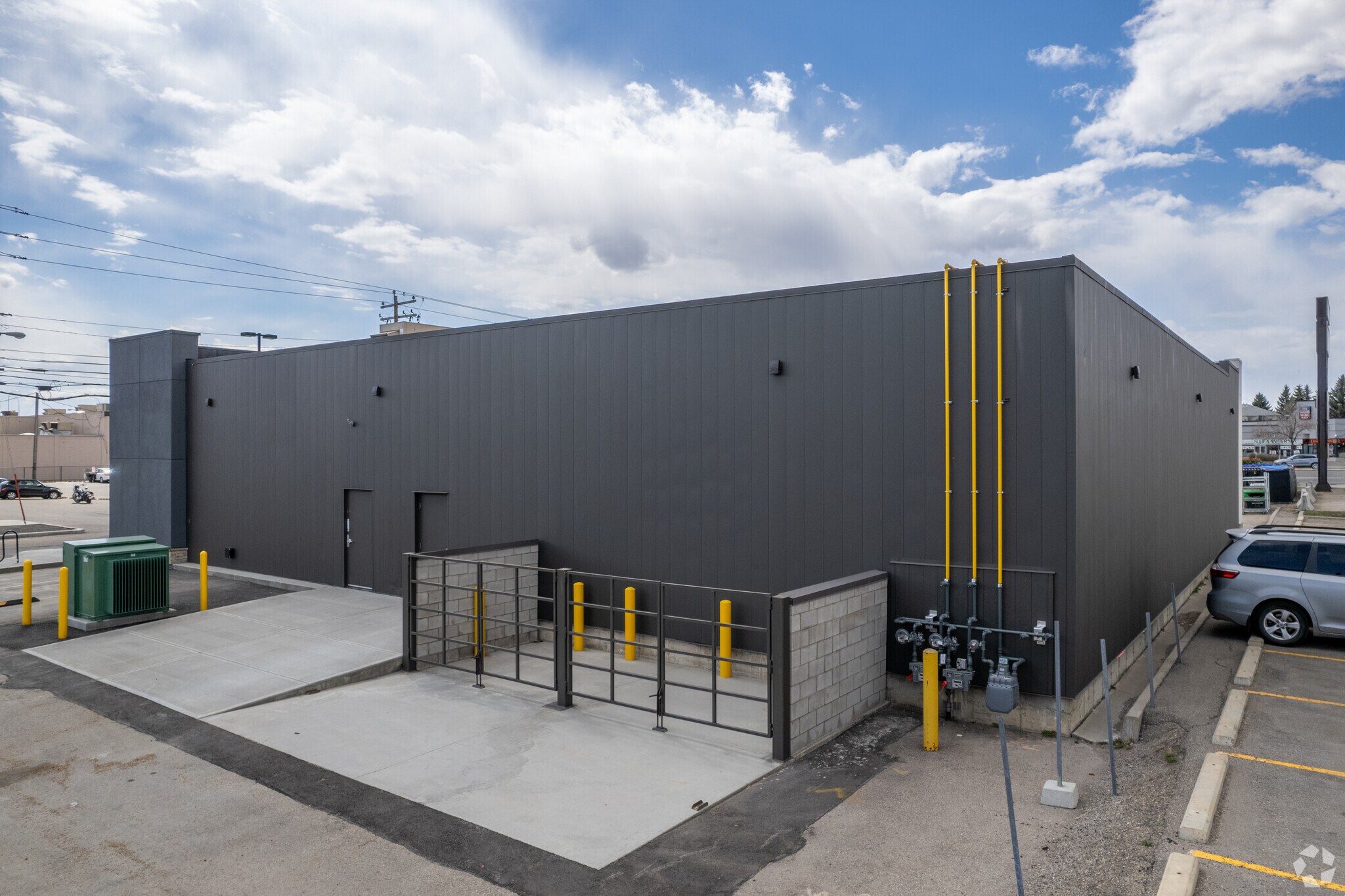 7516 MacLeod Trail S, Calgary, AB à vendre Photo du bâtiment- Image 1 de 1