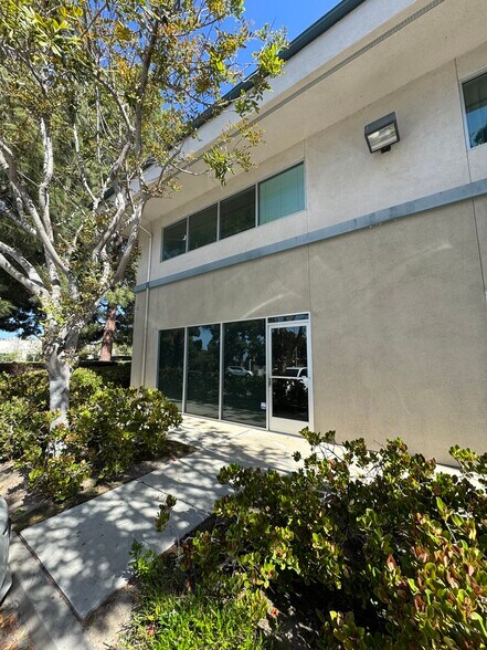 2300 Knoll Dr, Ventura, CA à louer - Photo du bâtiment - Image 3 de 21