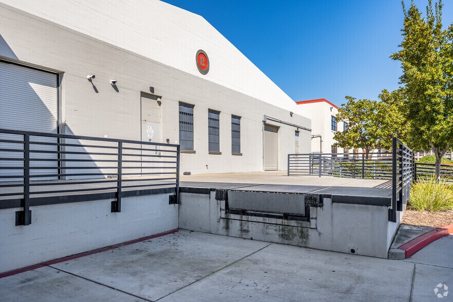 5012-5116 Dudley Blvd, Mcclellan, CA à louer - Photo du bâtiment - Image 3 de 22