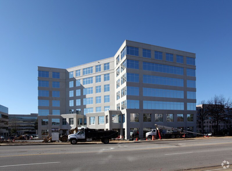 6070 Poplar Ave, Memphis, TN à louer - Photo du bâtiment - Image 3 de 7