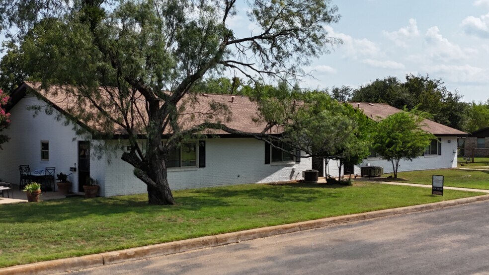 1405 N Crockett St, Fredericksburg, TX for sale - Building Photo - Image 2 of 28