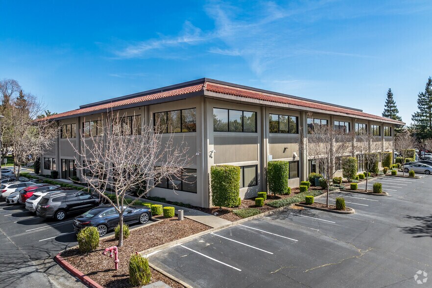 3901 Lennane Dr, Sacramento, CA à louer - Photo du bâtiment - Image 2 de 6