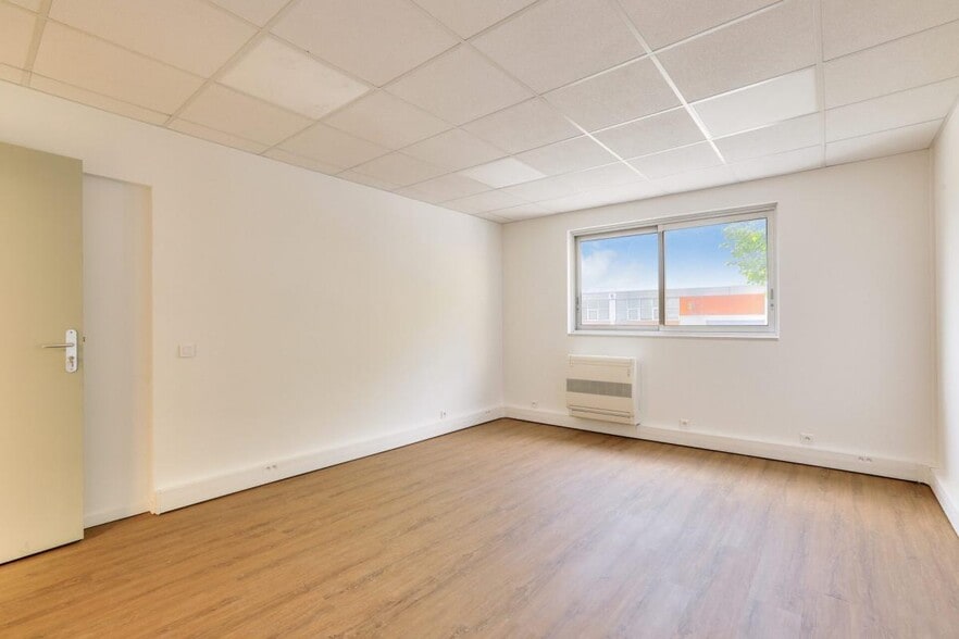 14-16 Rue Du Compas, SAINT-OUEN-L'AUMONE for lease - Building Photo - Image 3 of 9