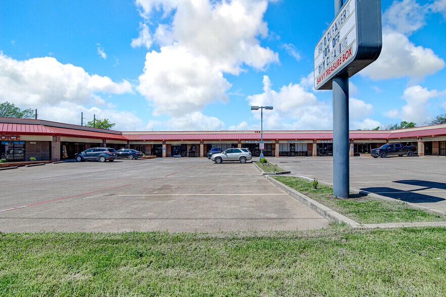 138 S Bowen Rd, Arlington, TX à louer - Photo du bâtiment - Image 3 de 4