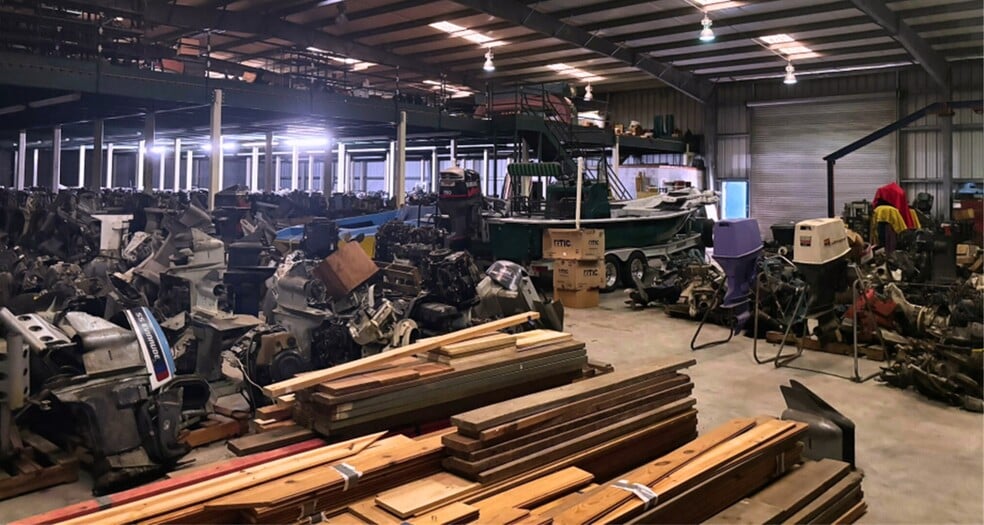 3401 & 3410 Oak Forest Drive portfolio of 2 properties for sale on LoopNet.ca - Building Photo - Image 3 of 5