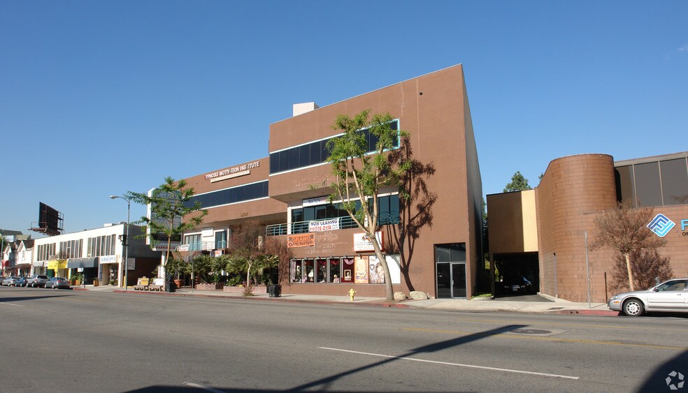 18607 Ventura Blvd, Tarzana, CA à louer - Photo du bâtiment - Image 2 de 14