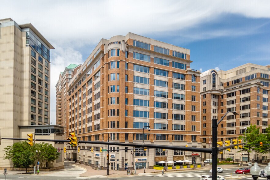 4401 Wilson Blvd, Arlington, VA à louer - Photo du bâtiment - Image 2 de 19