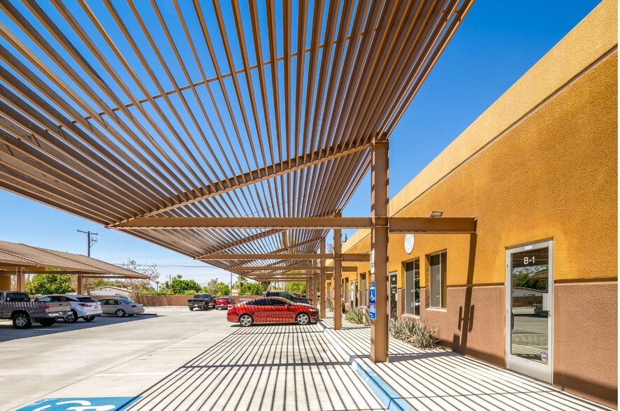 74350 Alessandro Dr, Palm Desert, CA à louer - Photo du bâtiment - Image 3 de 13