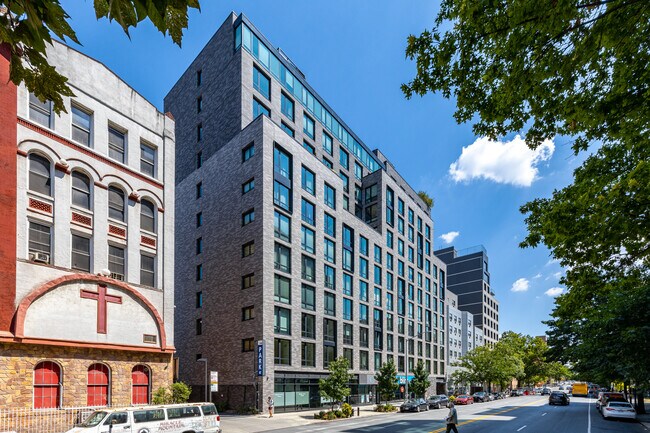 Plus de détails pour 23 W 116th St, New York, NY - Commerce de détail à louer