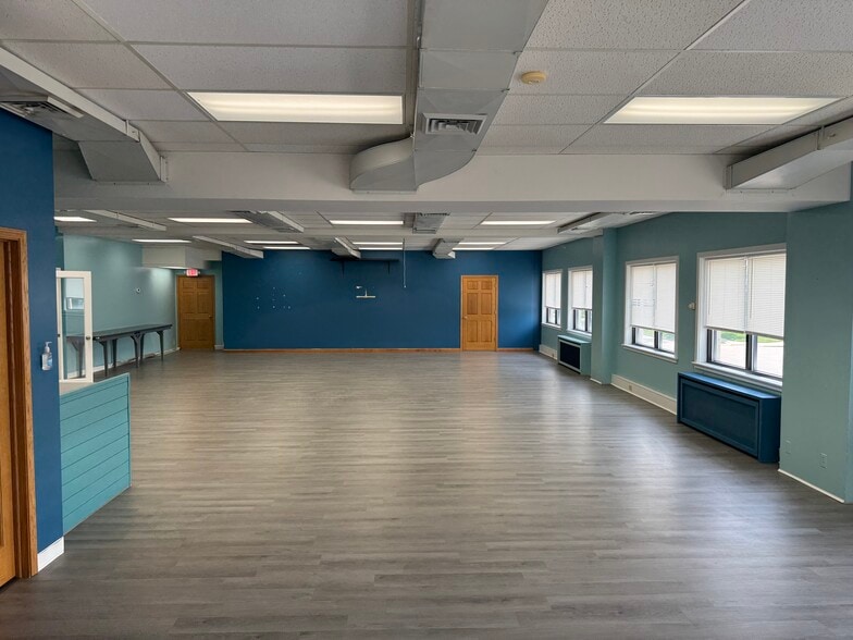526 W Wisconsin Ave, Appleton, WI for lease - Building Photo - Image 3 of 22