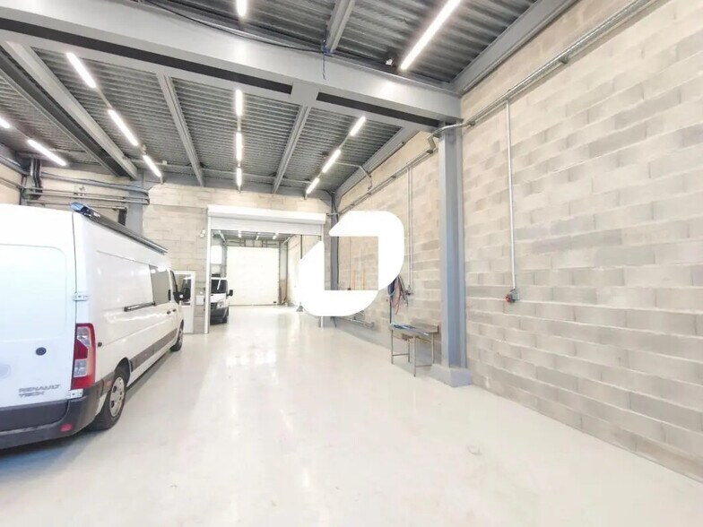 Flex in Bry-sur-Marne for lease - Interior Photo - Image 2 of 9