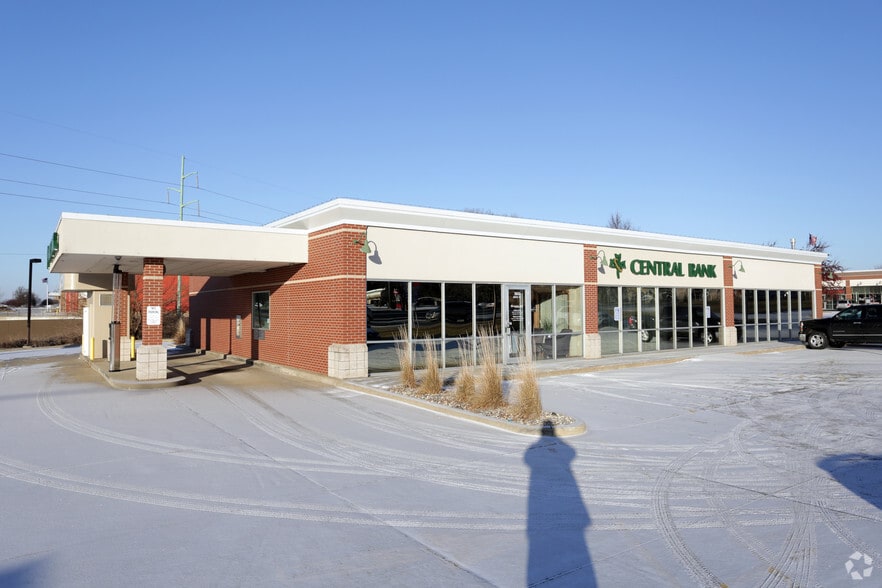 3800 100th St, Urbandale, IA for lease - Primary Photo - Image 1 of 3