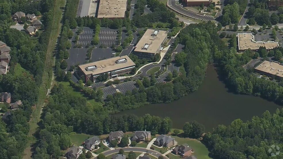 2915 Premiere Pky, Duluth, GA à louer - Vidéo aérienne - Image 2 de 21