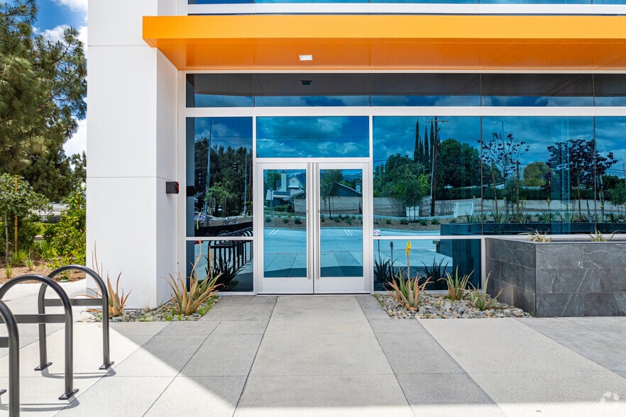 19900 Plummer St, Chatsworth, CA for lease - Building Photo - Image 3 of 10