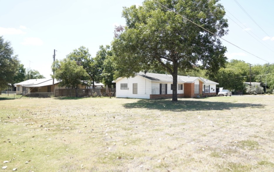 809 W Hondo Ave, Devine, TX à vendre - Photo principale - Image 1 de 1