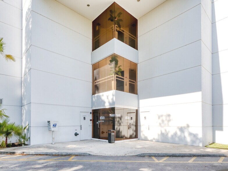 7880 N University Dr, Tamarac, FL à louer - Photo du bâtiment - Image 2 de 34