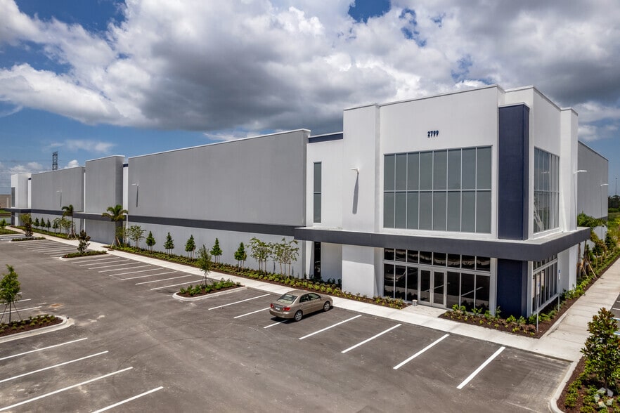 2690 Gateway Centre Pky, Saint Petersburg, FL for lease - Building Photo - Image 3 of 7
