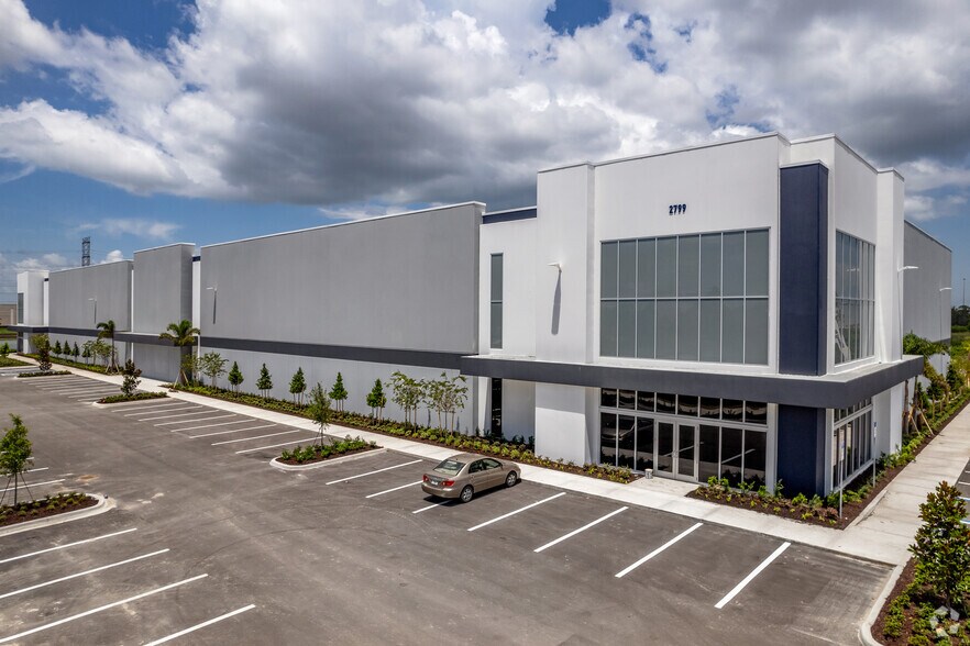 2690 Gateway Centre Pky, Saint Petersburg, FL à louer - Photo du bâtiment - Image 3 de 7
