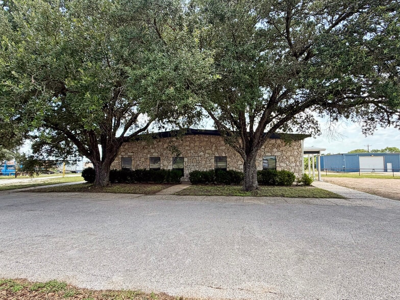 5808 Fm 3455 Rd, Navasota, TX à louer - Photo du bâtiment - Image 2 de 30