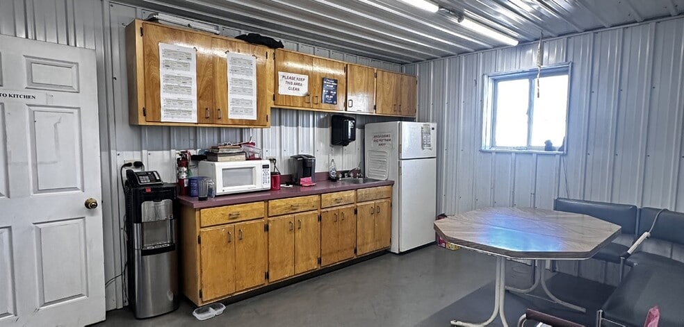 318 Superior Av, Estevan, SK for sale - Interior Photo - Image 3 of 7