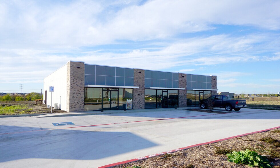 3750 Limmer Loop, Hutto, TX à louer - Photo du bâtiment - Image 1 de 7