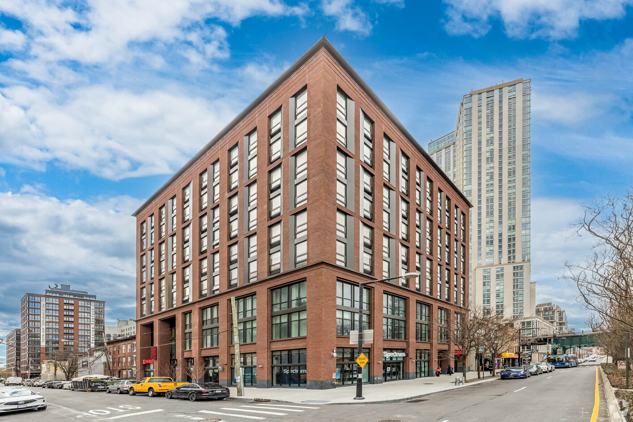 45-06 Pearson St, Long Island City, NY à louer Photo du bâtiment- Image 1 de 7