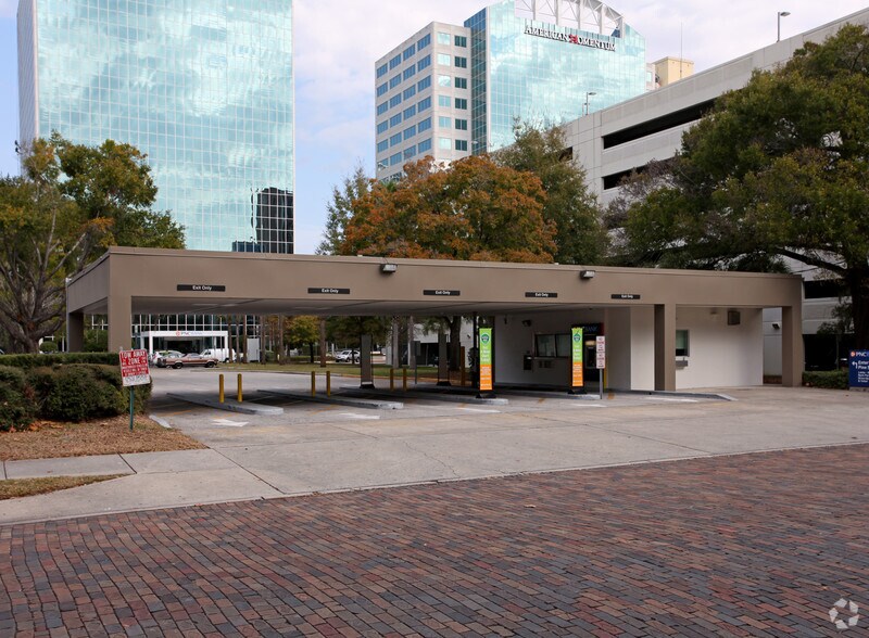 270 E Pine St, Orlando, FL à louer - Photo du bâtiment - Image 1 de 6