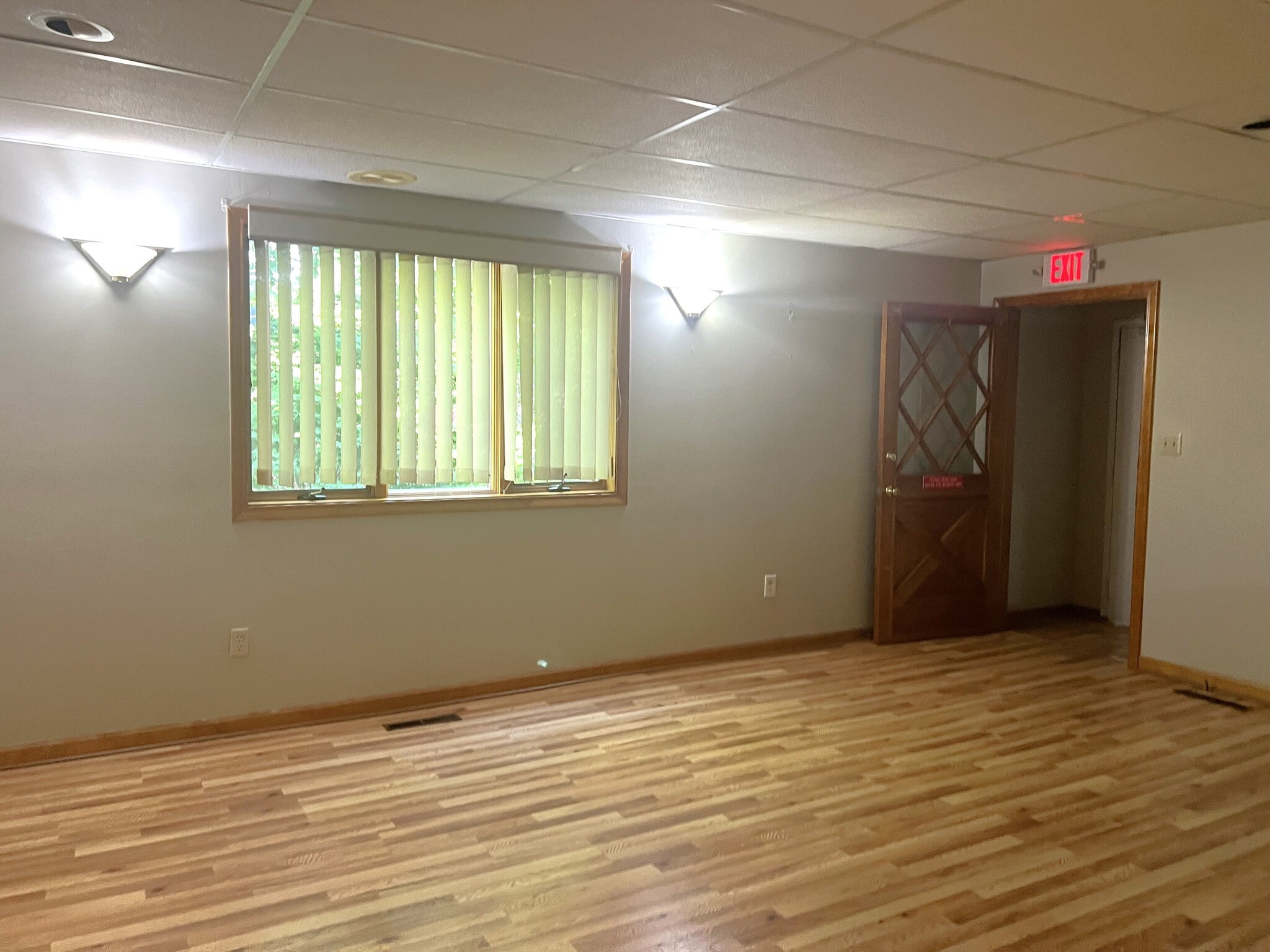 571 Wolcott St, Waterbury, CT for lease Interior Photo- Image 1 of 6