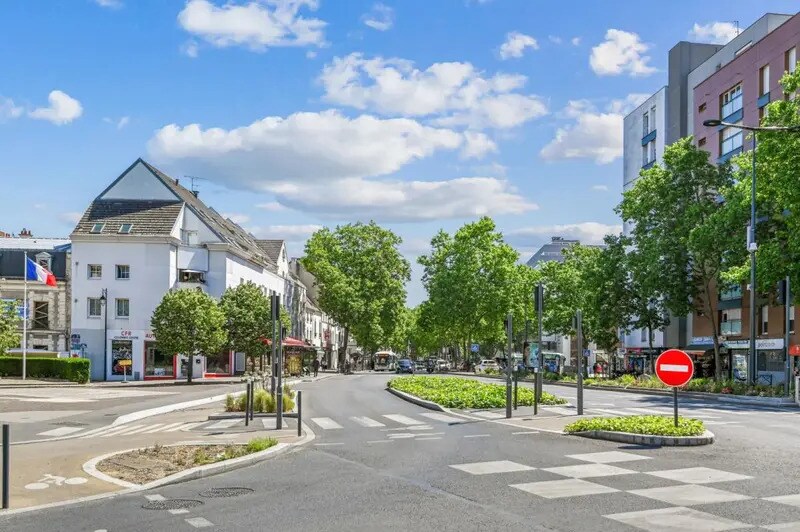 Office in Colombes for lease - Building Photo - Image 3 of 14