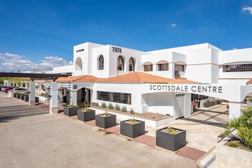 7373 N Scottsdale Rd, Scottsdale, AZ à louer - Photo du bâtiment - Image 3 de 8