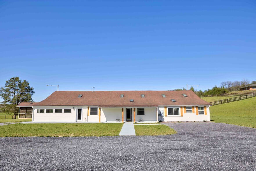 1565 Seven Fountains Rd, Fort Valley, VA à vendre - Photo du bâtiment - Image 2 de 52