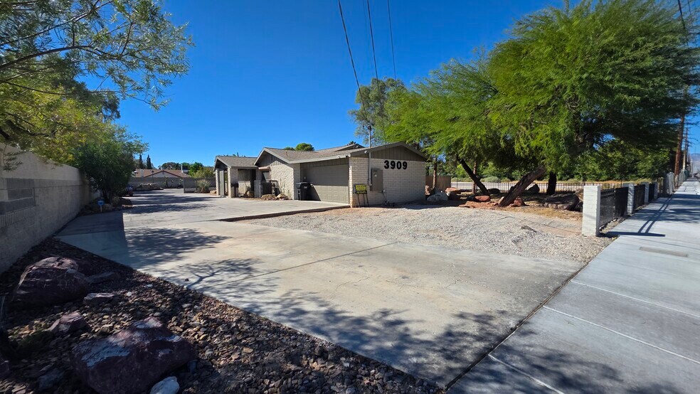 3909 Vegas Dr, Las Vegas, NV à vendre - Photo du bâtiment - Image 1 de 35